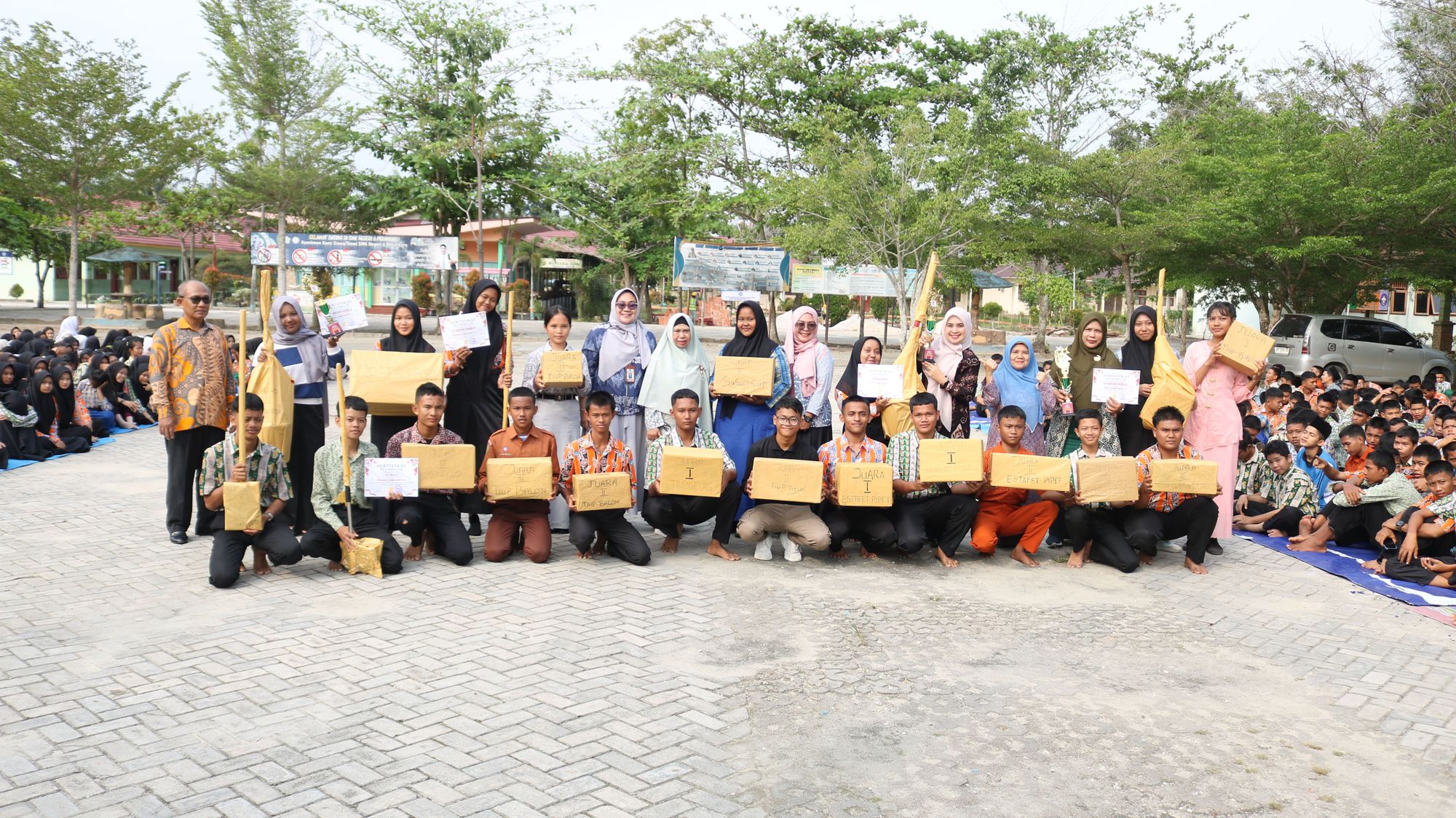 Penyerahan Hadiah Lomba 17 Agustus: Kepala Sekolah Apresiasi Semangat Siswa dan Guru