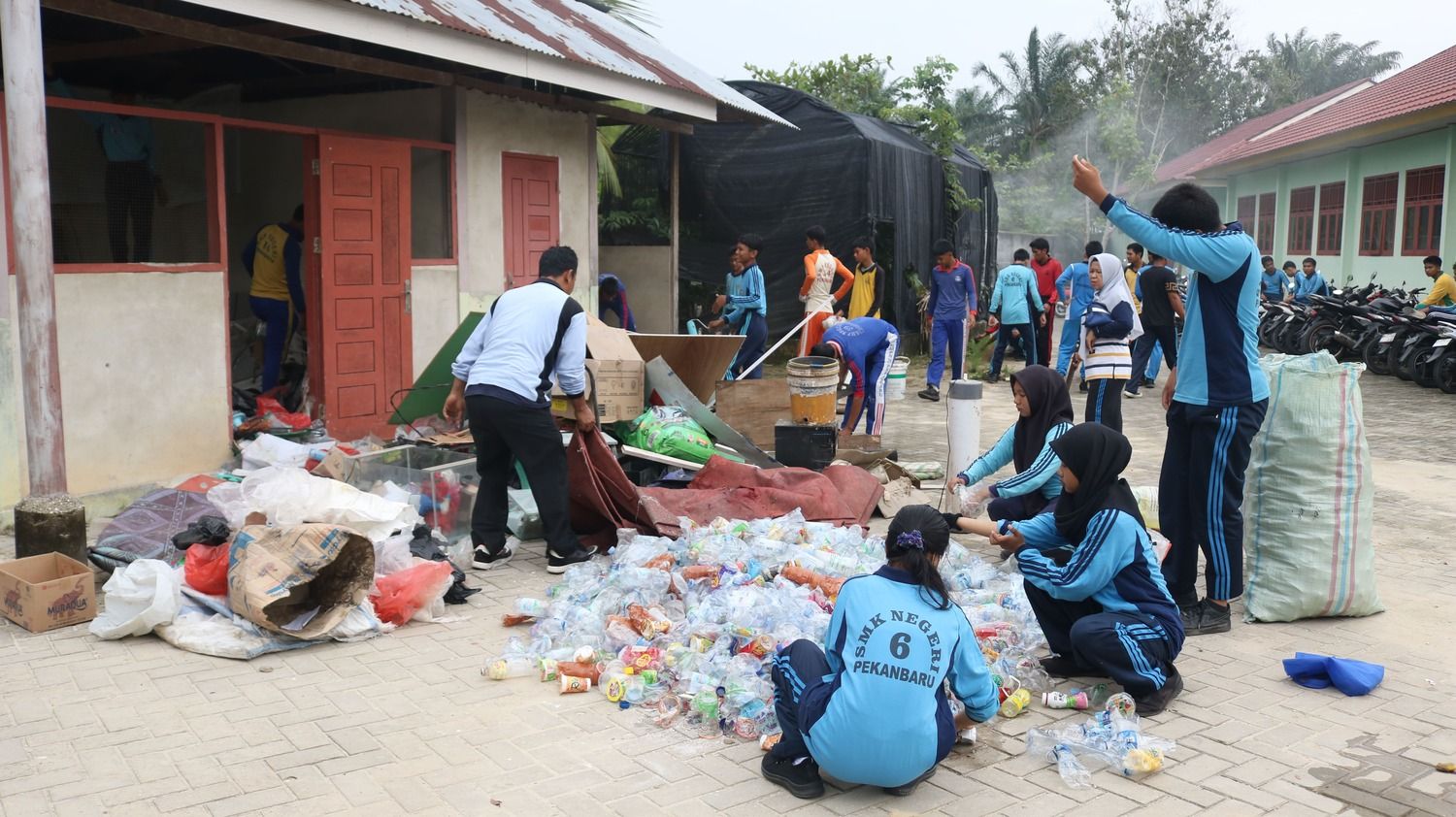 SMKN 6 Pekanbaru Wujudkan Sekolah Peduli Lingkungan Lewat Kegiatan Adiwiyata Rutin