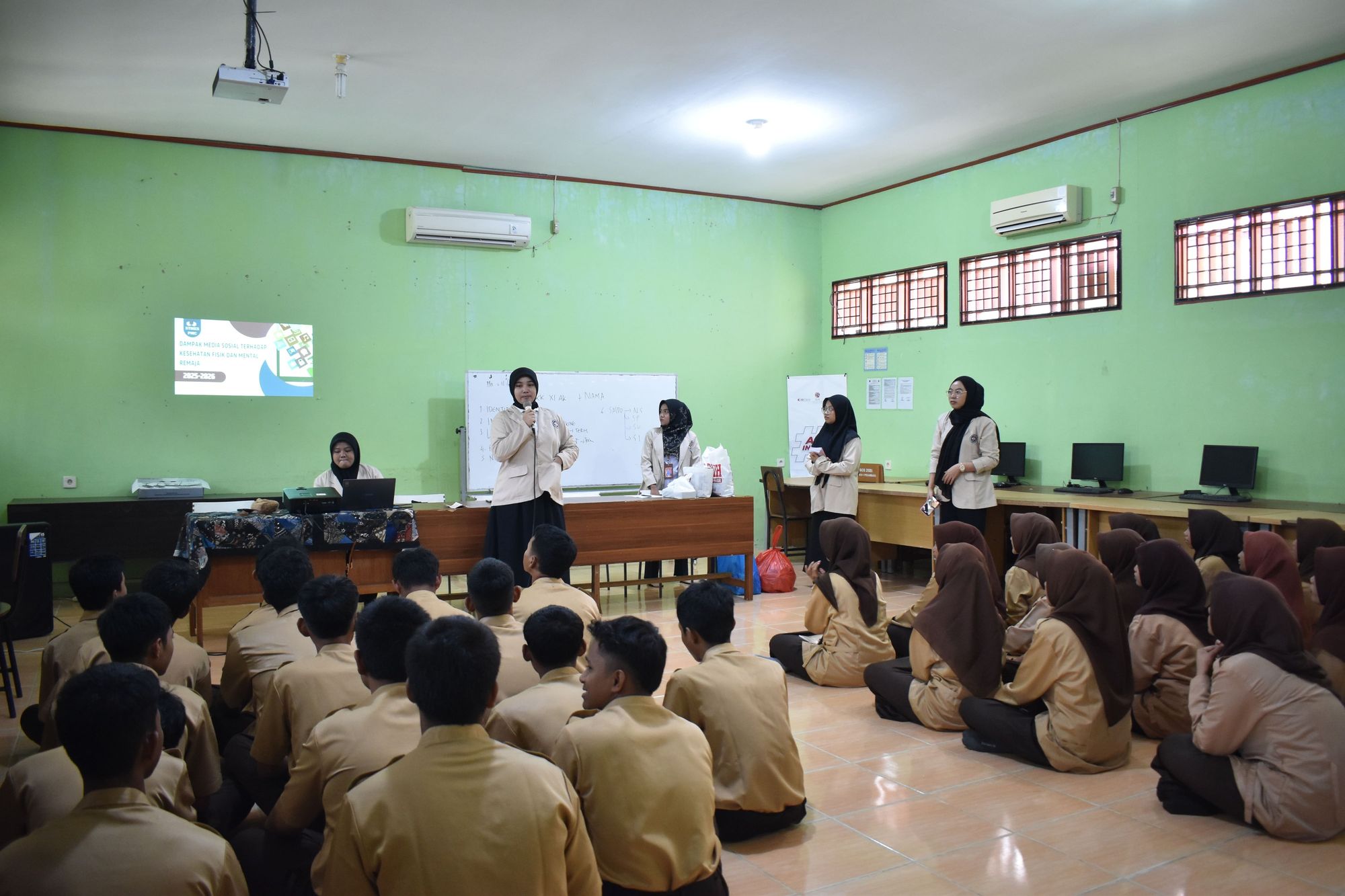 Mahasiswi STIKES PMC Berikan Edukasi Dampak Media Sosial terhadap Kesehatan Fisik dan Mental Remaja di SMKN 6 Pekanbaru