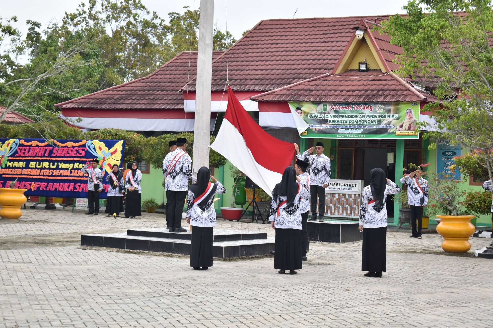 Peringatan Hari Guru Nasional 2025 di SMKN 6 Pekanbaru Upacara, Apresiasi, dan Kebersamaan pada 28 November 2025