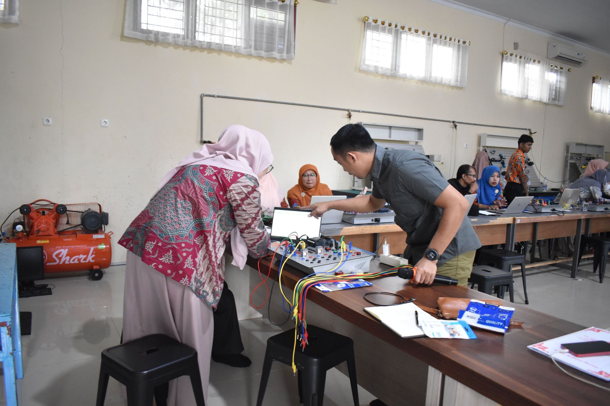 Training Tour PT Alpha Karya Mechatronics Peningkatan Kompetensi Guru Melalui Pelatihan PLC & HMI