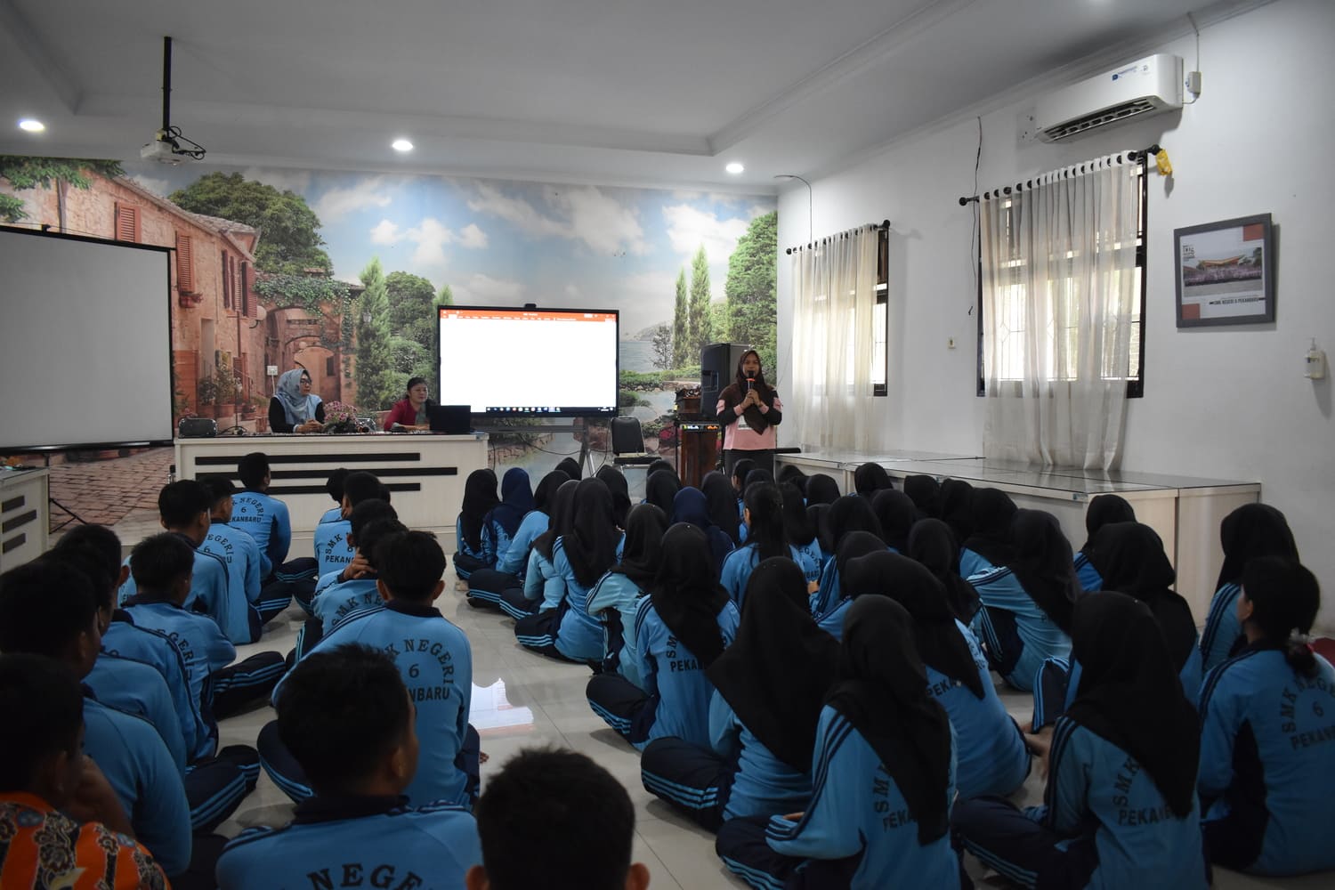 Sosialisasi Perkuliahan dan Jalur Pendaftaran Kampus oleh Guru BK untuk Siswa Kelas XII
