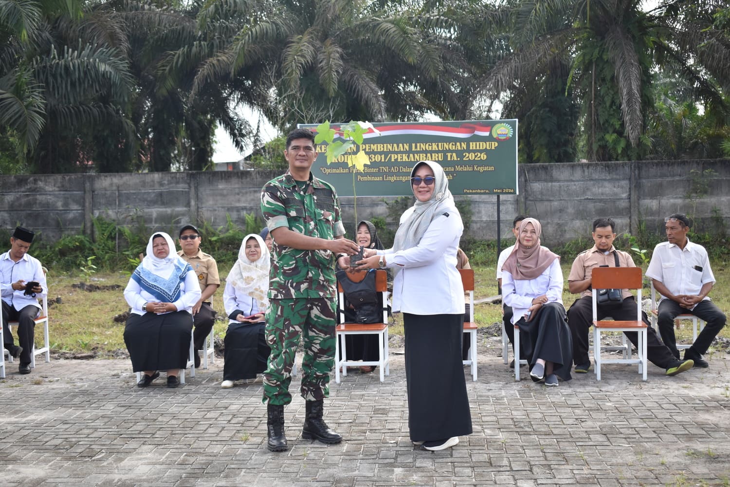 Kodim 0301/Pekanbaru dan SMK Negeri 6 Pekanbaru Laksanakan Penanaman Bibit Tanaman untuk Pelestarian Lingkungan