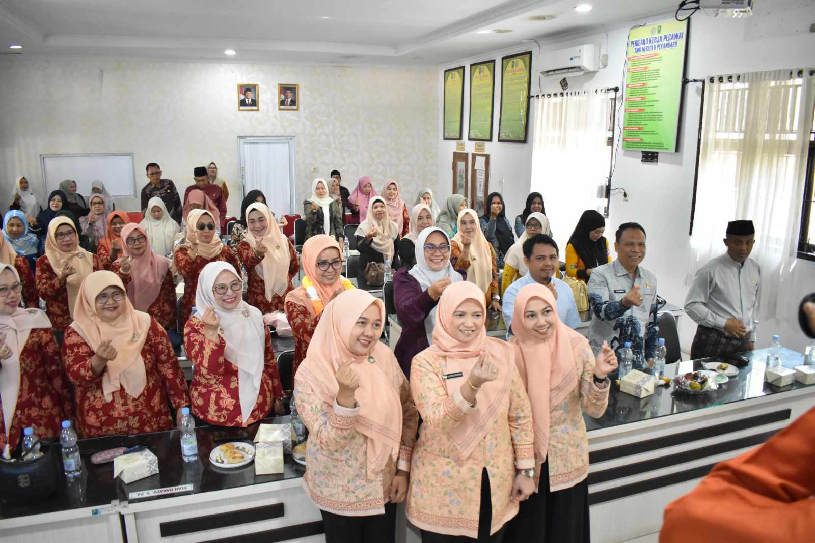 SMKN 6 Pekanbaru Terima Kunjungan Ketua DWP Disdik Provinsi Riau dan Gelar Workshop AI