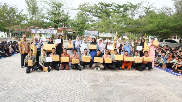Penyerahan Hadiah Lomba 17 Agustus: Kepala Sekolah Apresiasi Semangat Siswa dan Guru