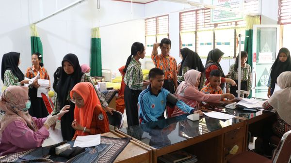 Cek Kesehatan Gratis oleh Puskesmas Tenayan Raya Kec. Kulim untuk Siswa SMKN 6 Pekanbaru