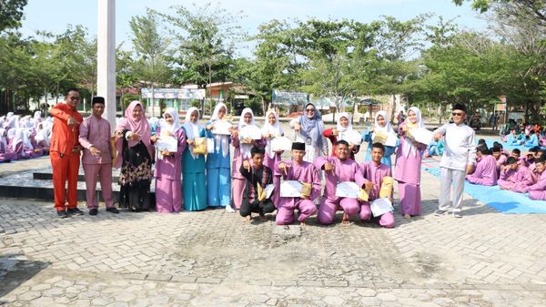 Penyerahan Hadiah Lomba Islami Maulid Nabi Muhammad SAW oleh Rohis SMKN 6 Pekanbaru