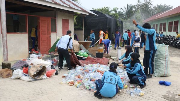 SMKN 6 Pekanbaru Wujudkan Sekolah Peduli Lingkungan Lewat Kegiatan Adiwiyata Rutin