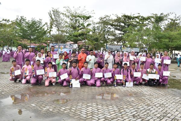 Penyerahan Hadiah Juara Class Meeting SMKN 6 Pekanbaru Tahun 2025
