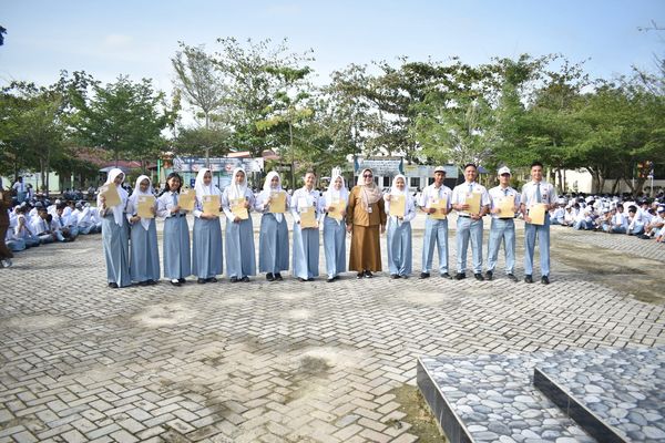 SMKN 6 Pekanbaru Serahkan Sertifikat TOEIC 2025 kepada Siswa