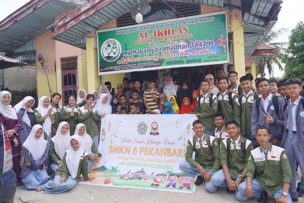 Kegiatan Bakti Sosial SMK Negeri 6 Pekanbaru di Panti Asuhan