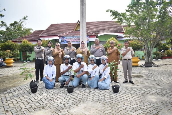 Police Goes To School: Edukasi Keselamatan Berlalu Lintas dan Penanaman Bibit Pohon di SMK Negeri 6 Pekanbaru