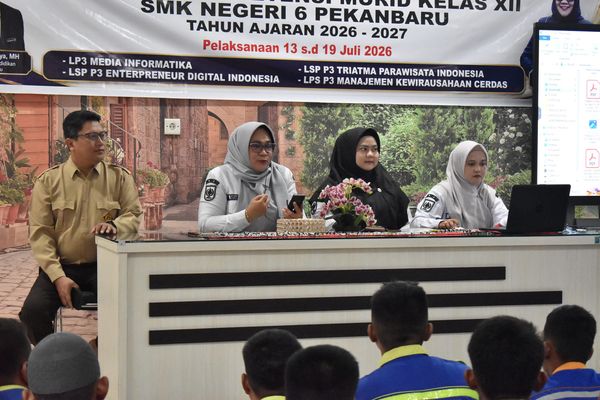 Guru BK dan Guru Bahasa Indonesia Berikan Pembekalan Siswa Kelas XII Jelang Lulus Sekolah