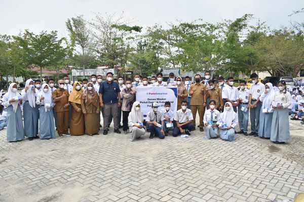 Peduli Dampak Kabut Asap, Panin Sekuritas Donasikan Masker untuk Warga SMKN 6 Pekanbaru
